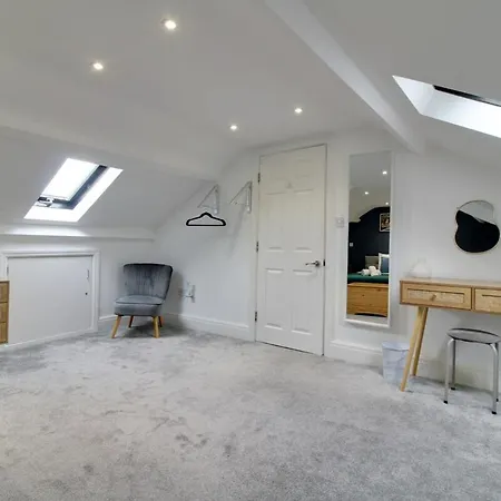 Cosy 2br Penthouse, Sofa Bed, Parking, Flat 2 Long Apartment Harrogate