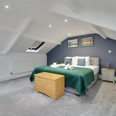 Cosy 2br Penthouse, Sofa Bed, Parking, Flat 2 Long *