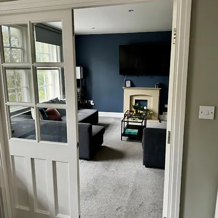 Cosy 2br Penthouse, Sofa Bed, Parking, Flat 2 Long