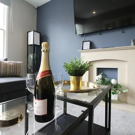 Cosy 2br Penthouse, Sofa Bed, Parking, Flat 2 Long Apartment *