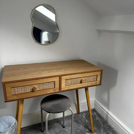Cosy 2br Penthouse, Sofa Bed, Parking, Flat 2 Long Apartment