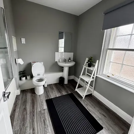 Cosy 2br Penthouse, Sofa Bed, Parking, Flat 2 Long Apartment