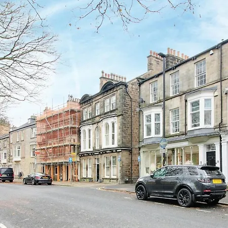 Cosy 2br Penthouse, Sofa Bed, Parking, Flat 2 Long Apartment *