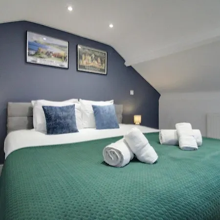 Cosy 2br Penthouse, Sofa Bed, Parking, Flat 2 Long *