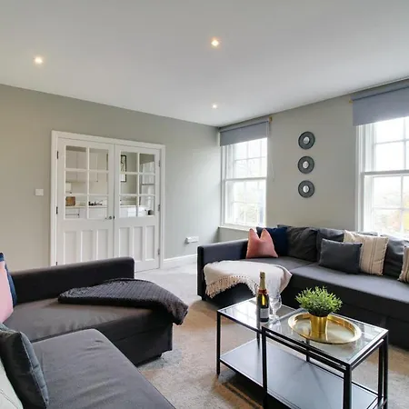 Cosy 2br Penthouse, Sofa Bed, Parking, Flat 2 Long Apartment *