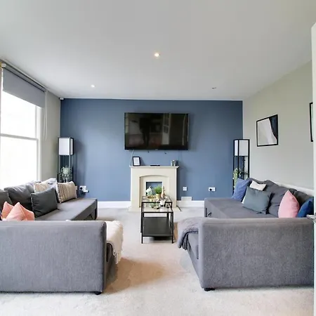 Cosy 2br Penthouse, Sofa Bed, Parking, Flat 2 Long Apartment Harrogate