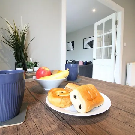 Cosy 2br Penthouse, Sofa Bed, Parking, Flat 2 Long Apartment