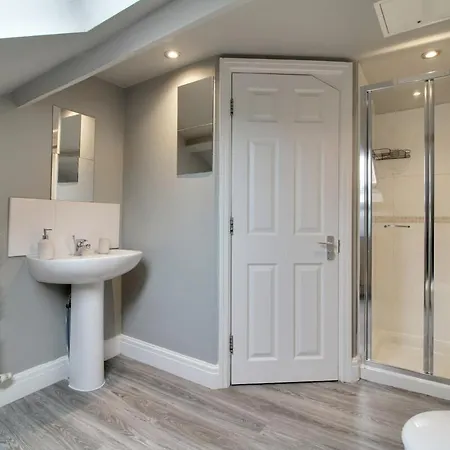 Cosy 2br Penthouse, Sofa Bed, Parking, Flat 2 Long Apartment Harrogate