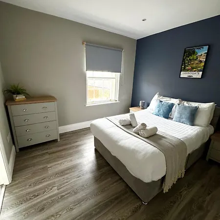 Cosy 2br Penthouse, Sofa Bed, Parking, Flat 2 Long