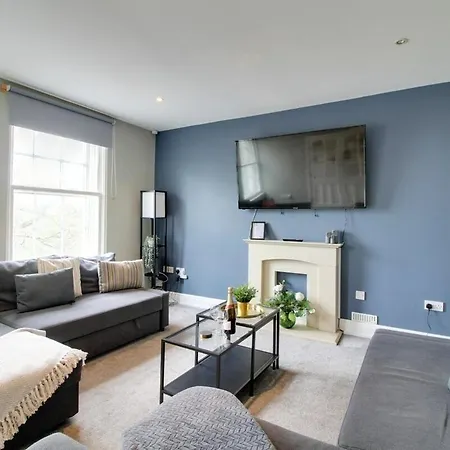 Cosy 2br Penthouse, Sofa Bed, Parking, Flat 2 Long Apartment Harrogate